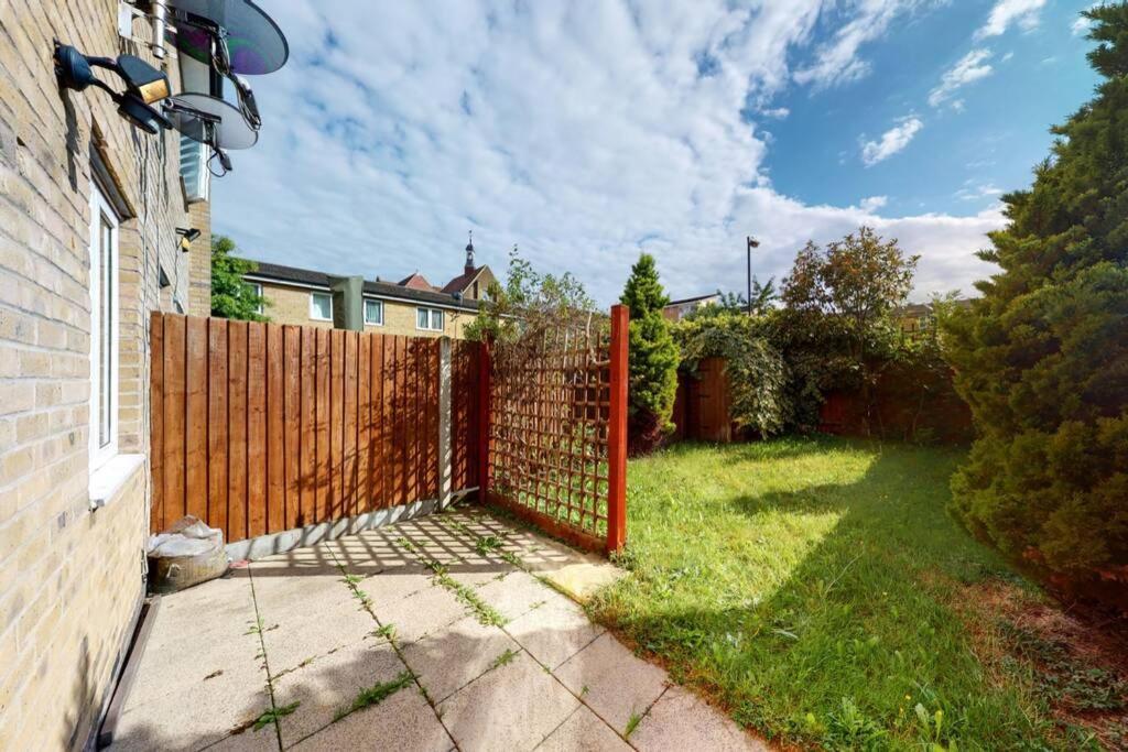 Super 2 Bed House With Privategarden Daire Londra Dış mekan fotoğraf